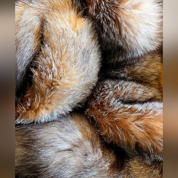 Crystal Fox Fur Boa Wrap in Original Box - Picture 17 of 17